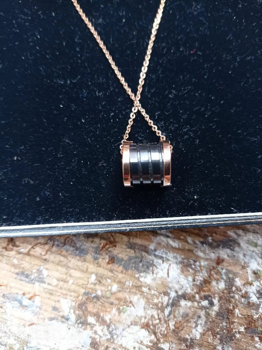 18ct gold bvlgari zero b neclace an pendant - Image 2