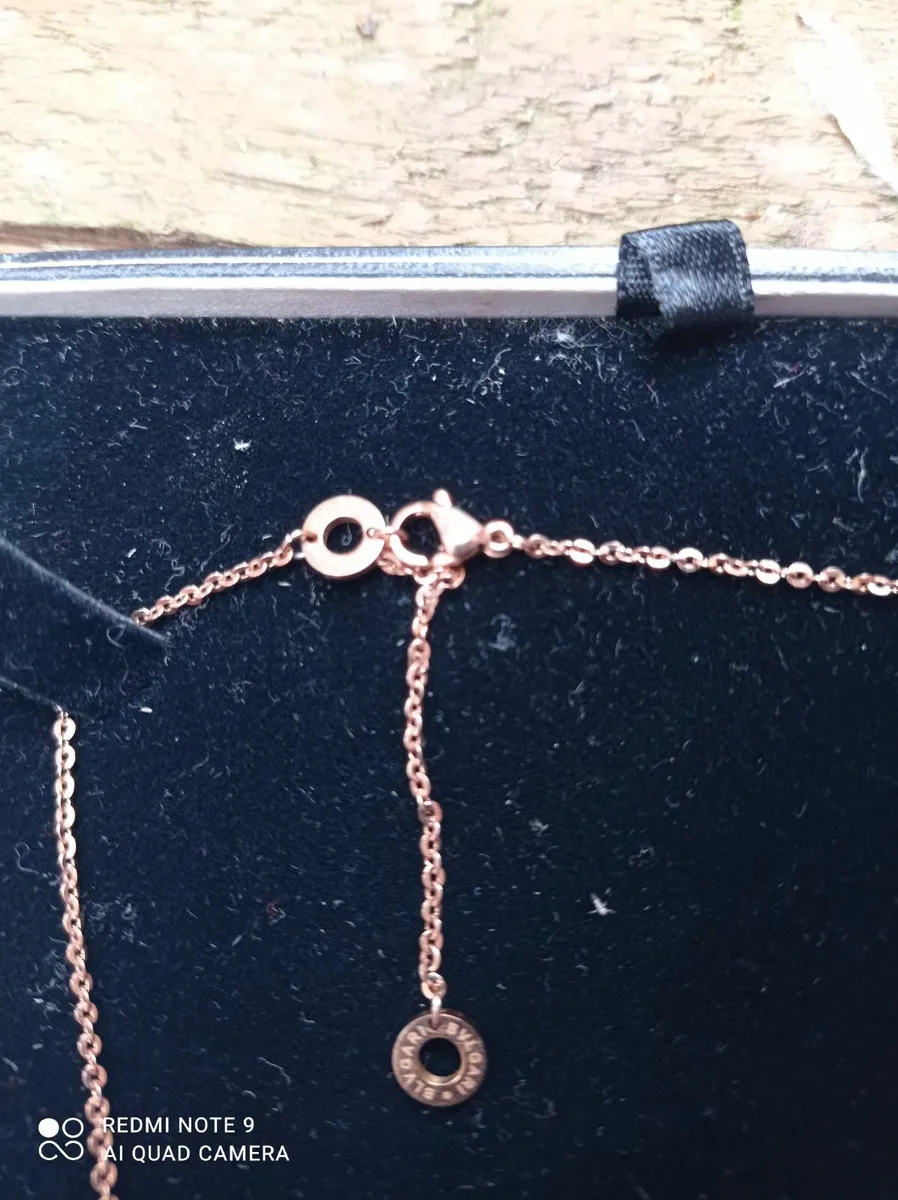 18ct gold bvlgari zero b neclace an pendant - Image 3