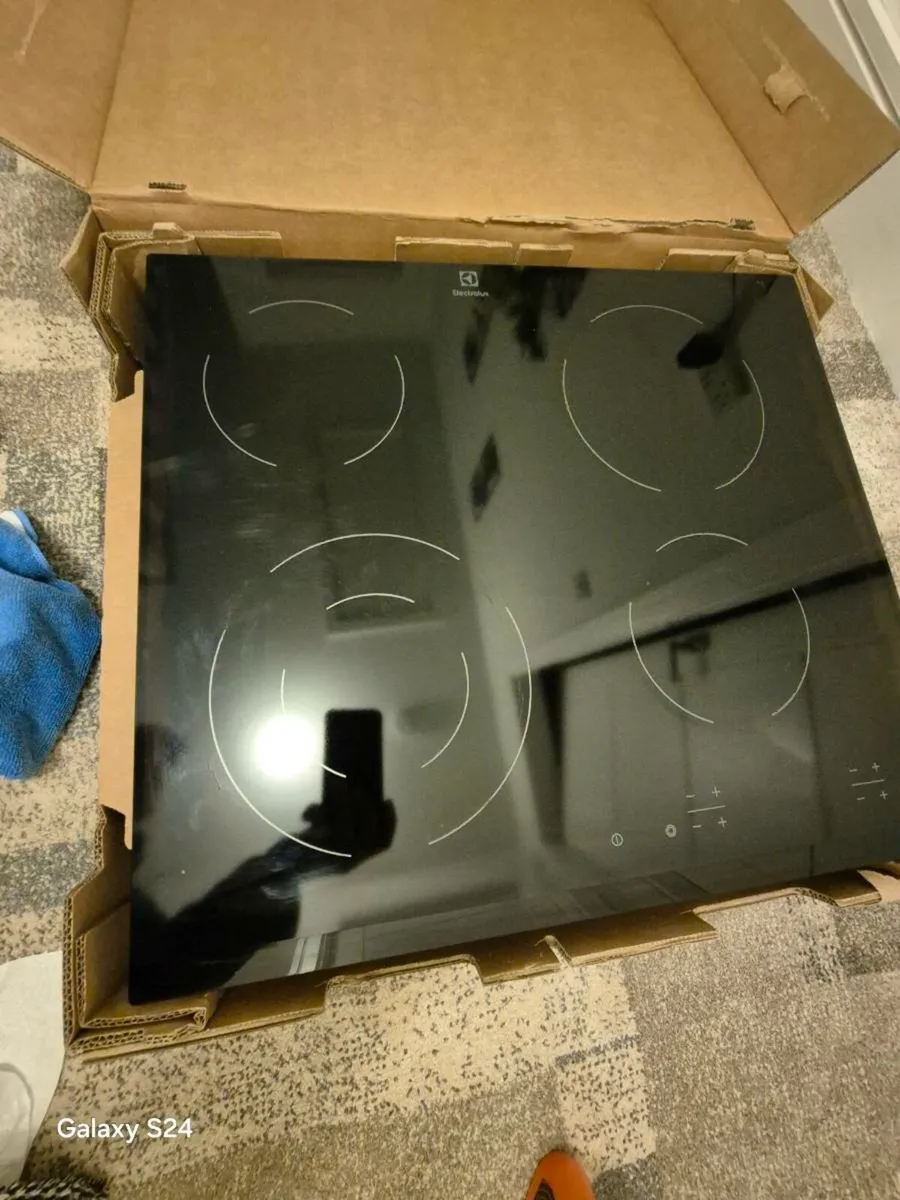 hob and oven - Image 2