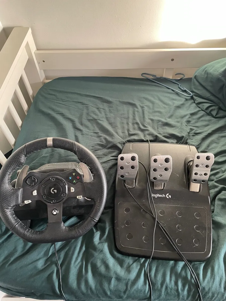 Logitech G920 Steering wheel and Pedals for XBOX - Image 1