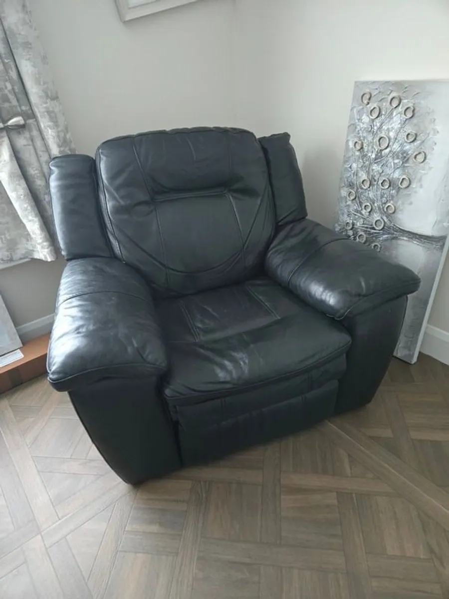 Recliners Sofa 2 seater 2 armchairs and table - Image 1