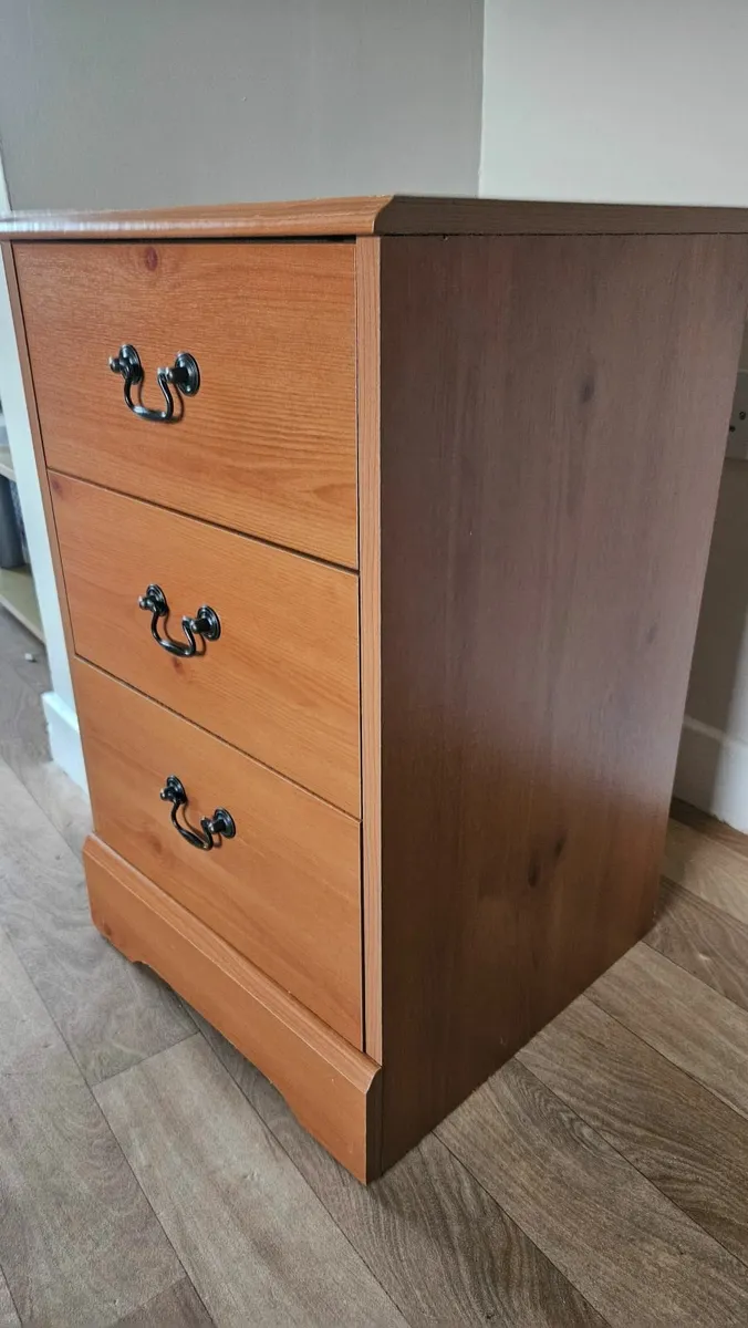 3 Lockers - Image 2