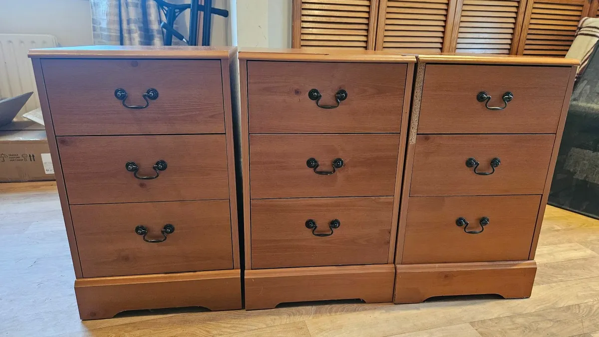 3 Lockers - Image 1
