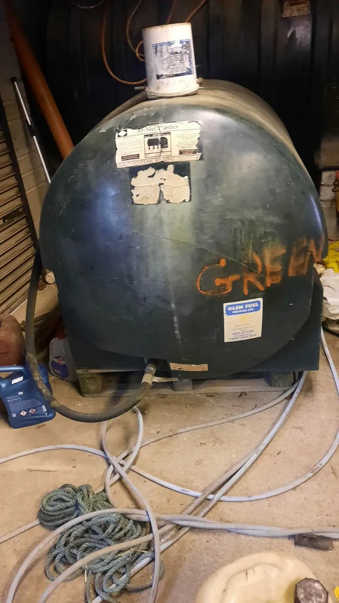 1350 litre oil tank with hose and on and off tap. - Image 4