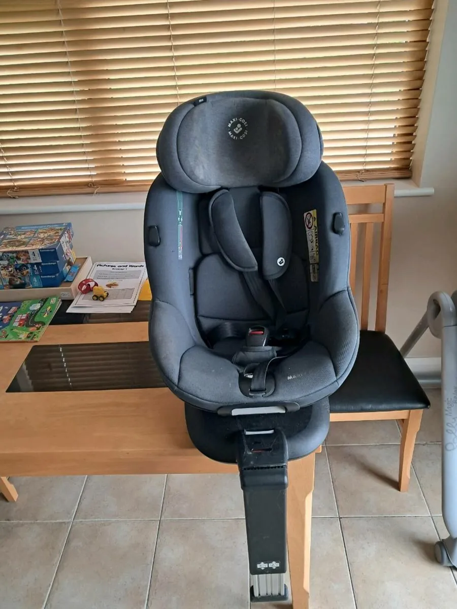 MaxiCosi mica 360° car seat and isofix base - Image 1