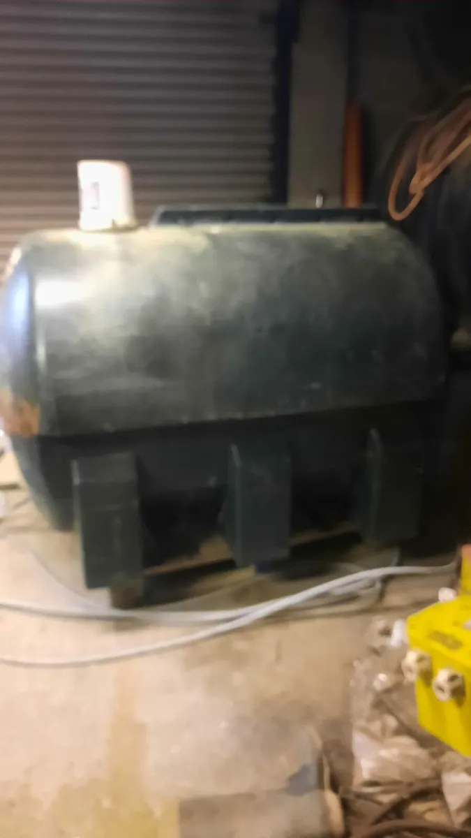 1350 litre oil tank with hose and on and off tap. - Image 1