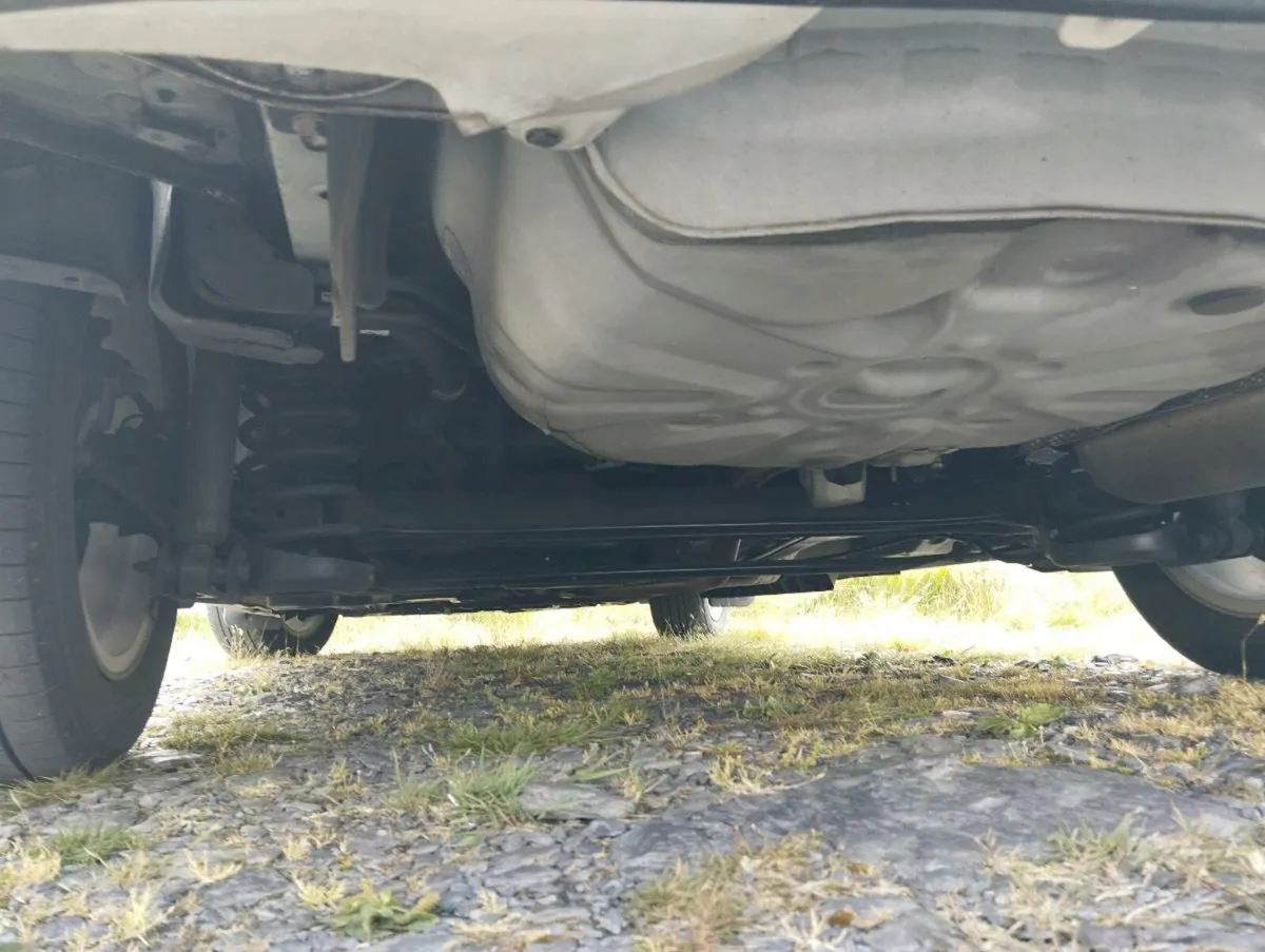 Toyota Prius 7seat - Image 2