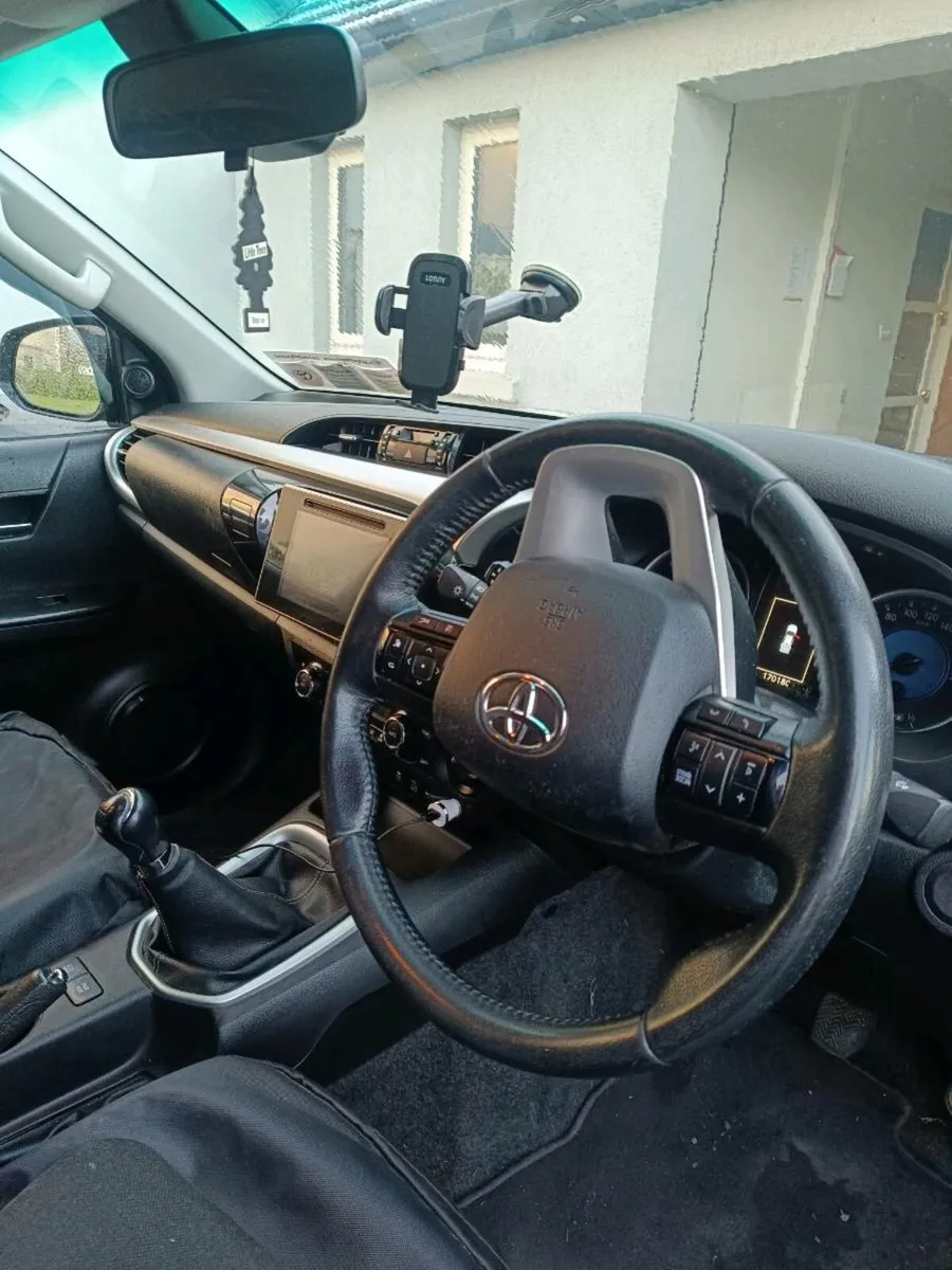 Toyota Hilux Sr5 - Image 2