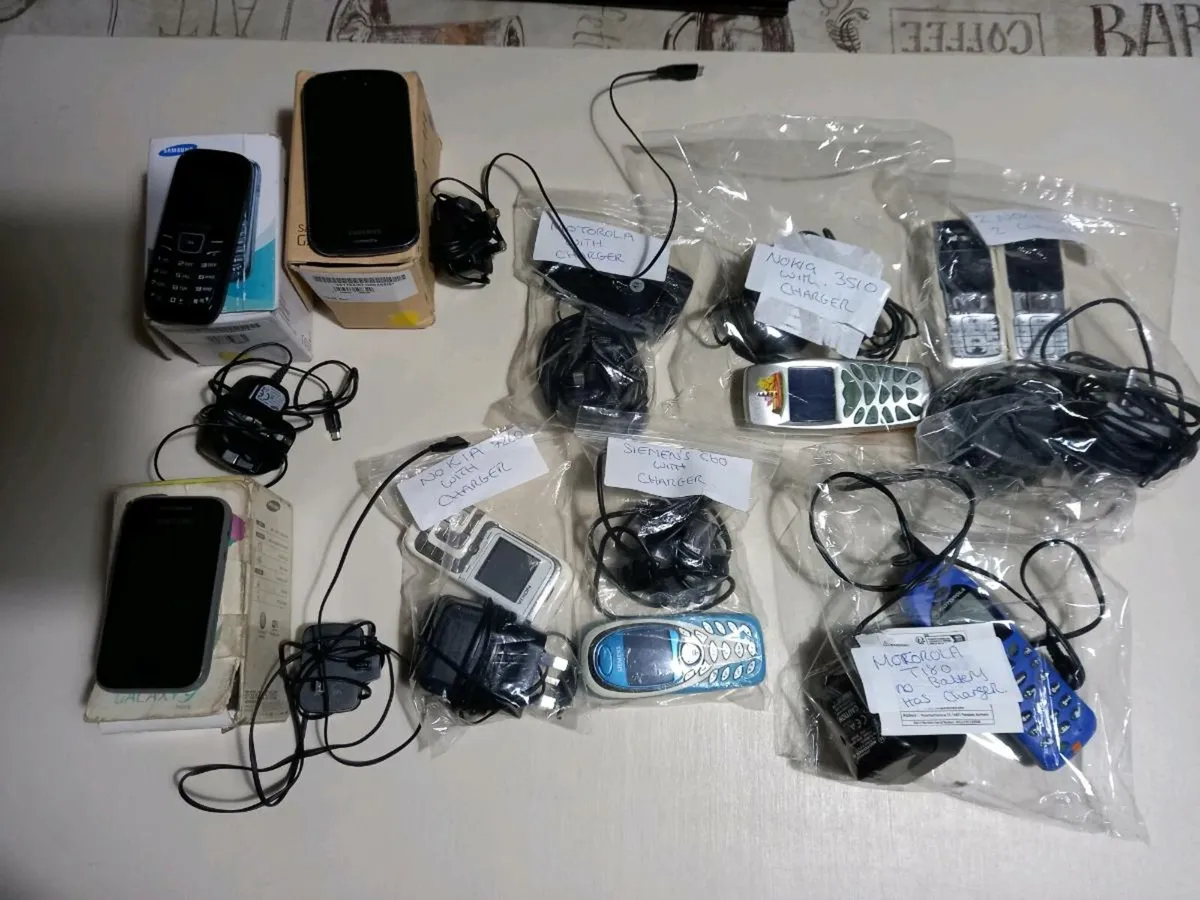 Selection Of Old Mobile phones - Image 1