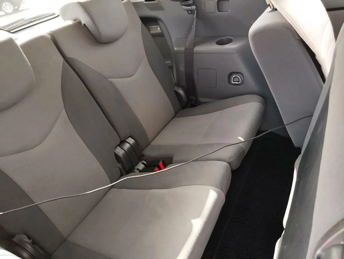 Toyota Prius 7 seater - Image 4