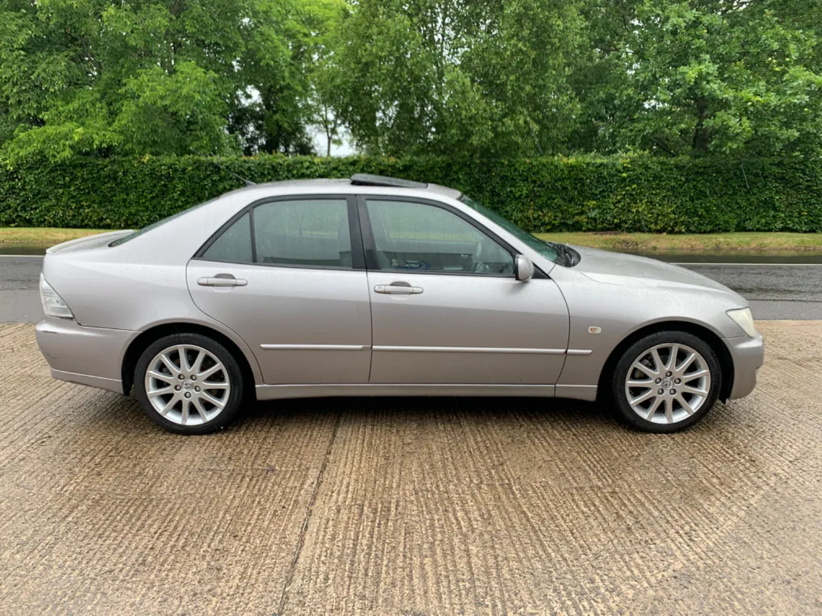 2004 LEXUS IS200 LE | BLACK LEATHER | SUNROOF - Image 2