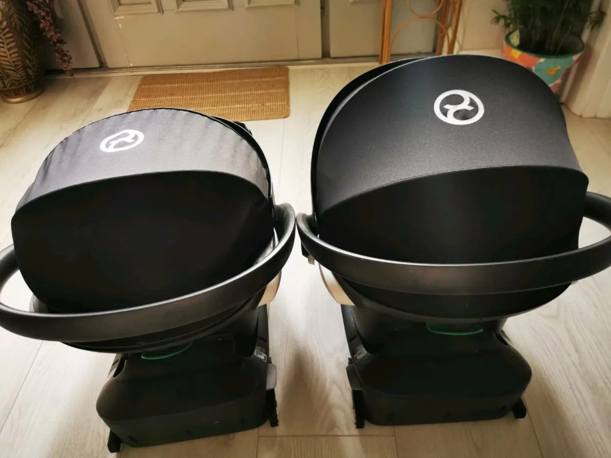 2 x Cybex car seats with isofix bases - Image 1