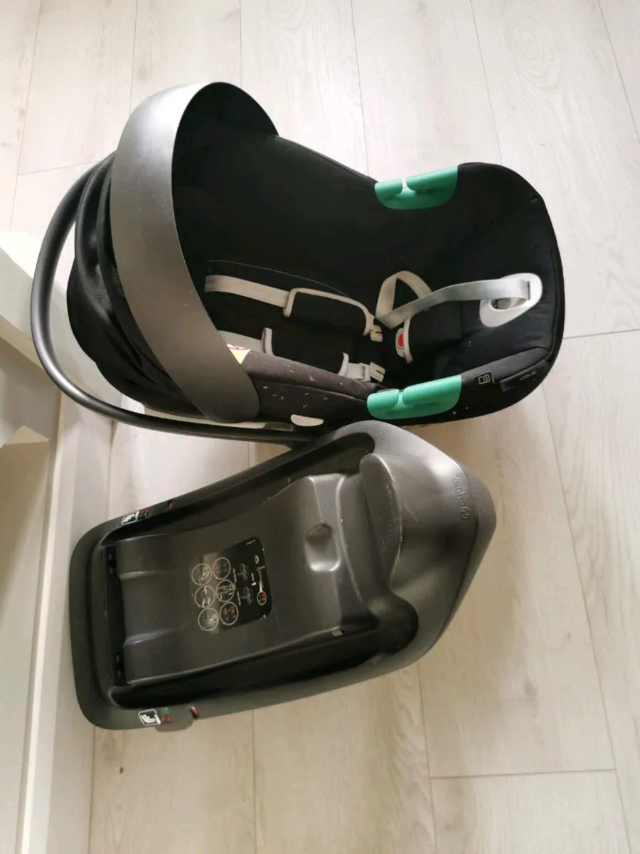 2 x Cybex car seats with isofix bases - Image 2