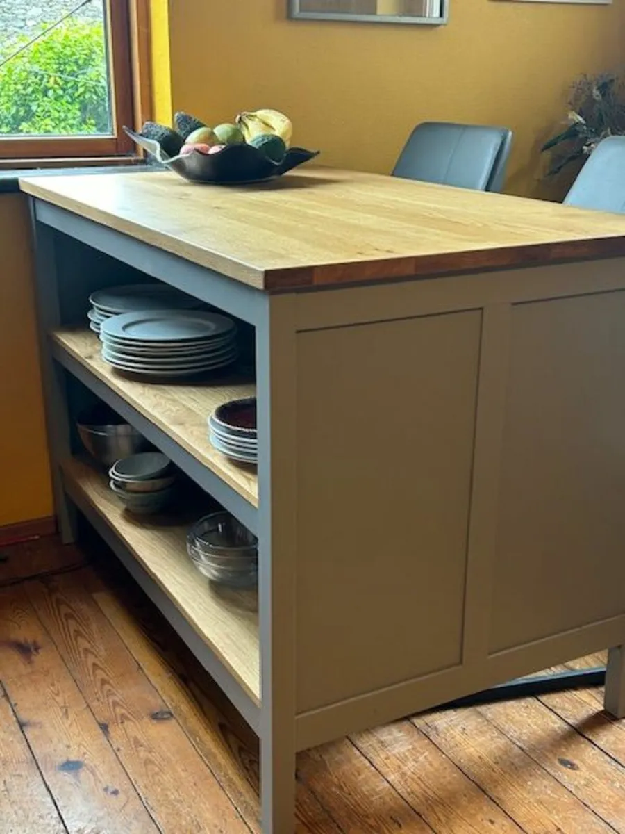 Kitchen island - Image 1