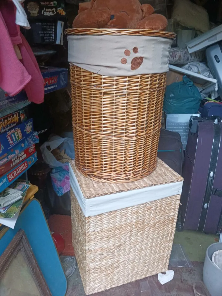 2 clothes baskets like new - Image 1