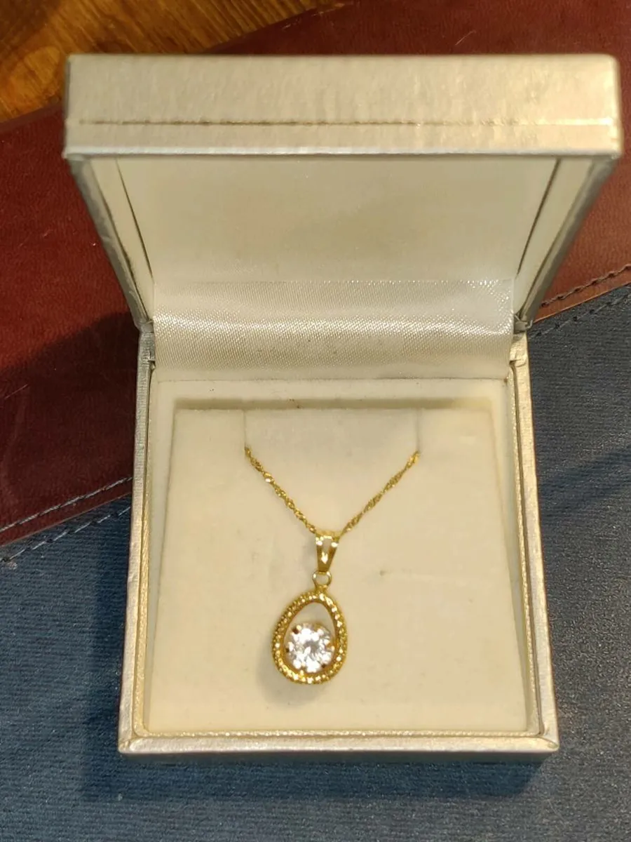 CRYSTAL DROP, 18CT Gold New 18"TWIRLY Necklace ! - Image 2