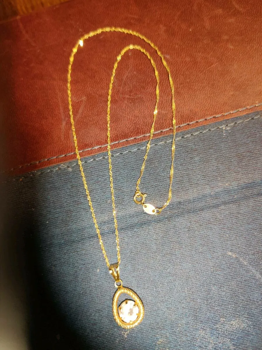CRYSTAL DROP, 18CT Gold New 18"TWIRLY Necklace ! - Image 3