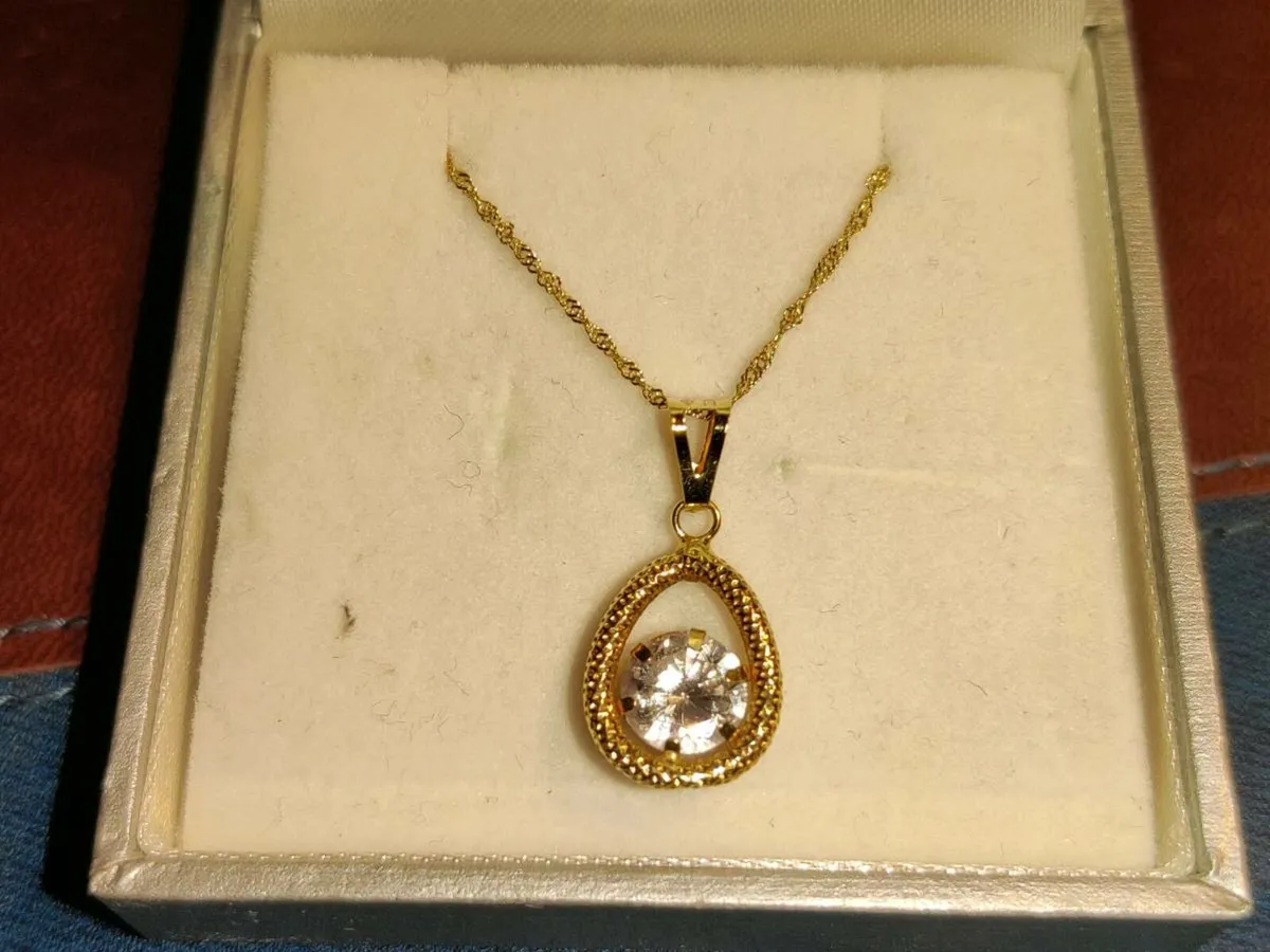 CRYSTAL DROP, 18CT Gold New 18"TWIRLY Necklace ! - Image 1