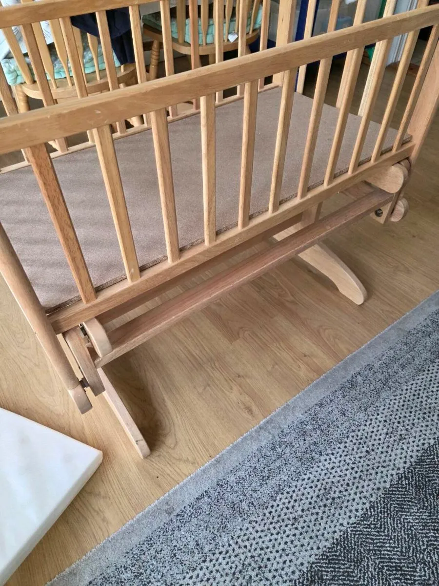 Babylo glider crib and booster seat - Image 2