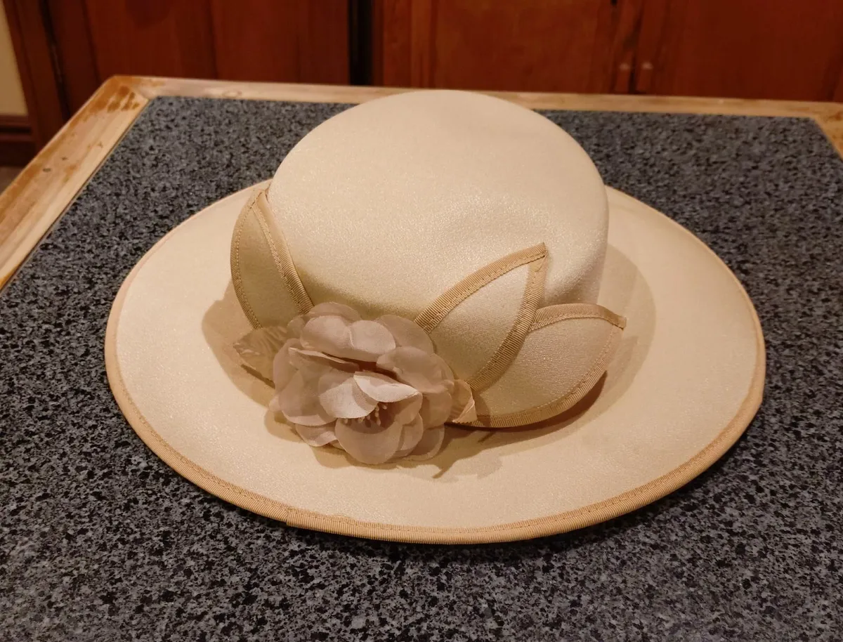 MORE LADIES HATS. - Image 2