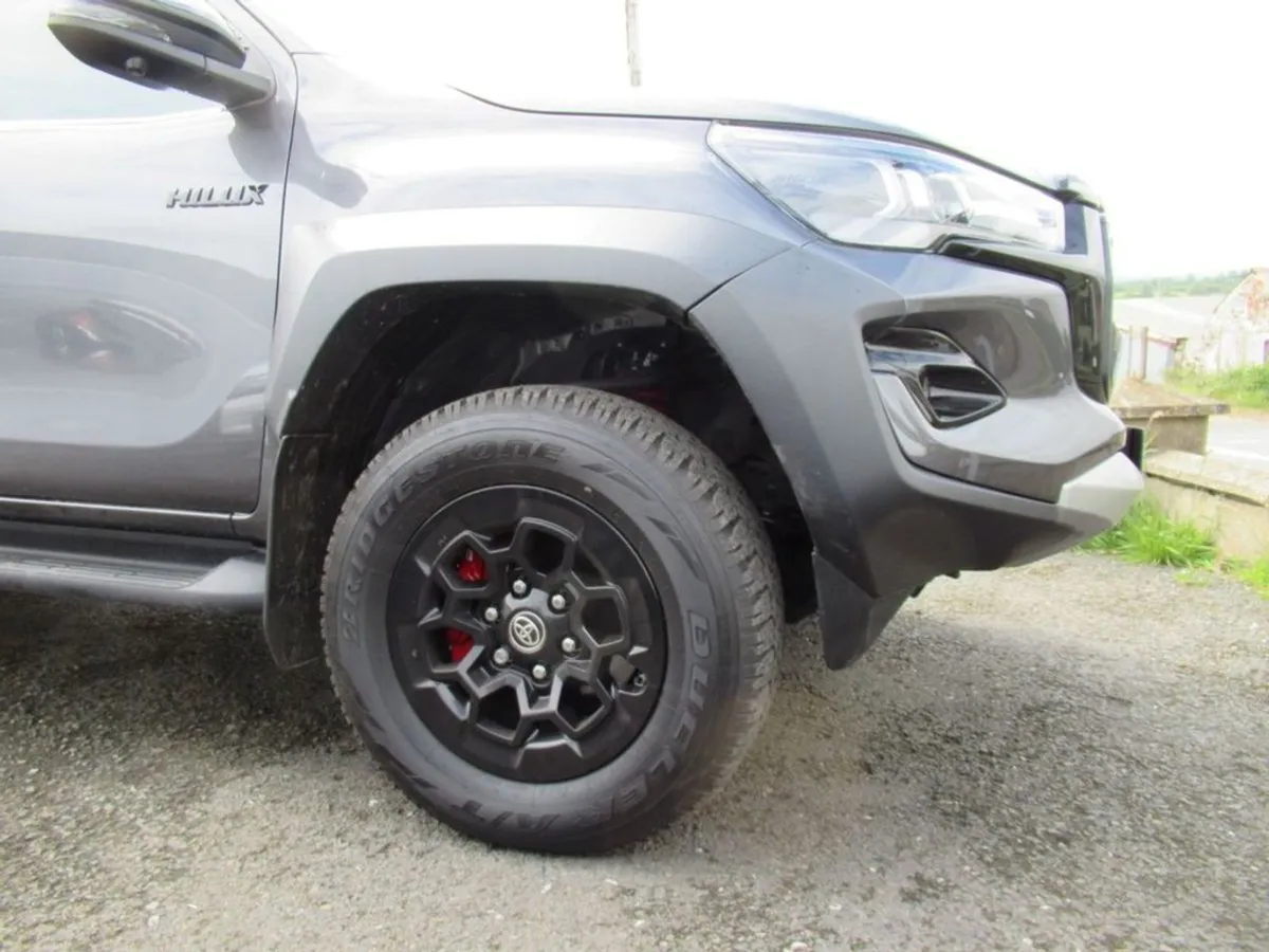 Toyota HiLux 2.8 D-4d GR Sport II Pickup Double C - Image 3