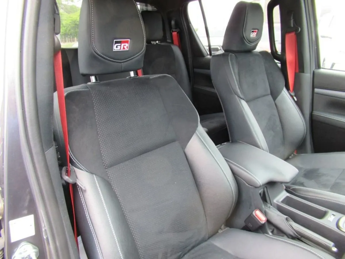 Toyota HiLux 2.8 D-4d GR Sport II Pickup Double C - Image 4