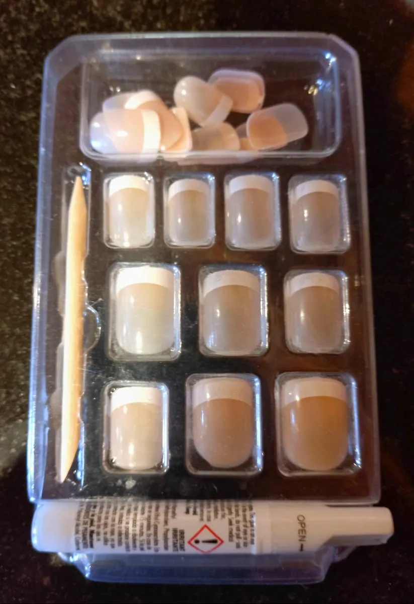 ARTIFICIAL NAILS IN BOX. - Image 1