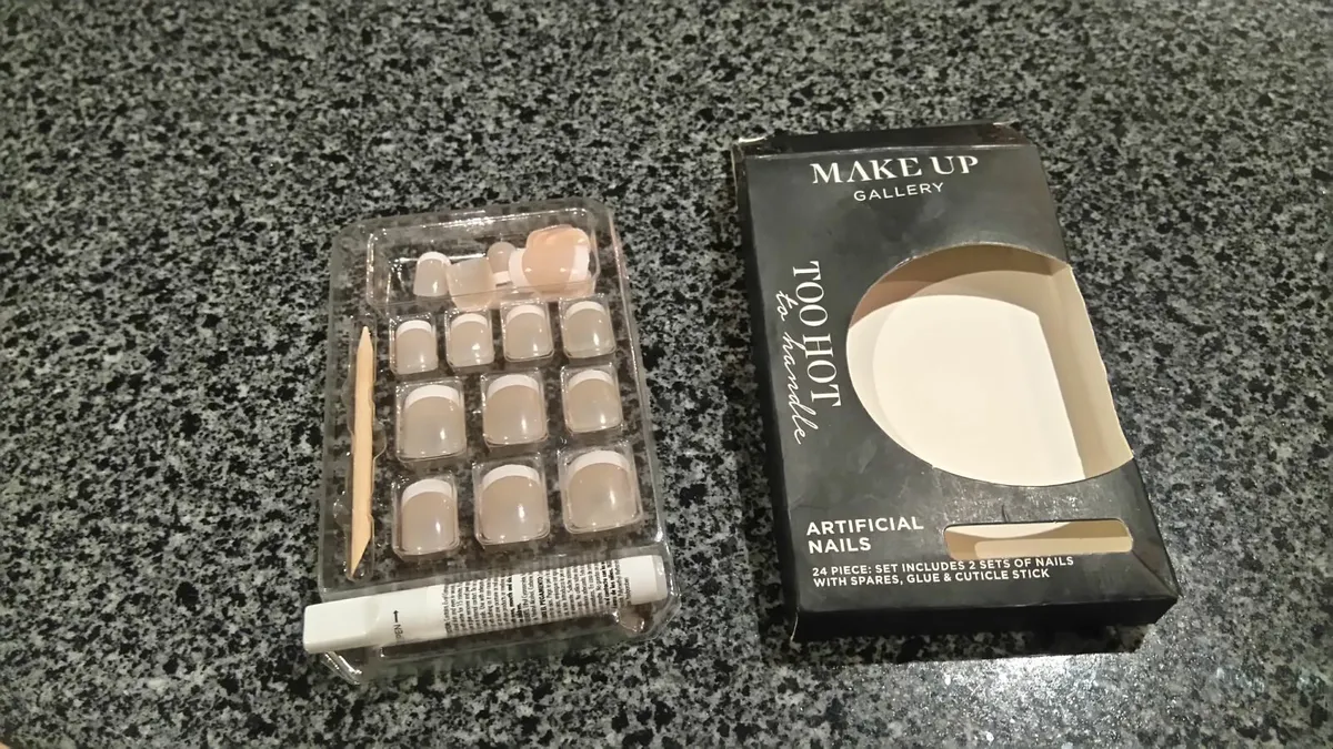 ARTIFICIAL NAILS IN BOX. - Image 3