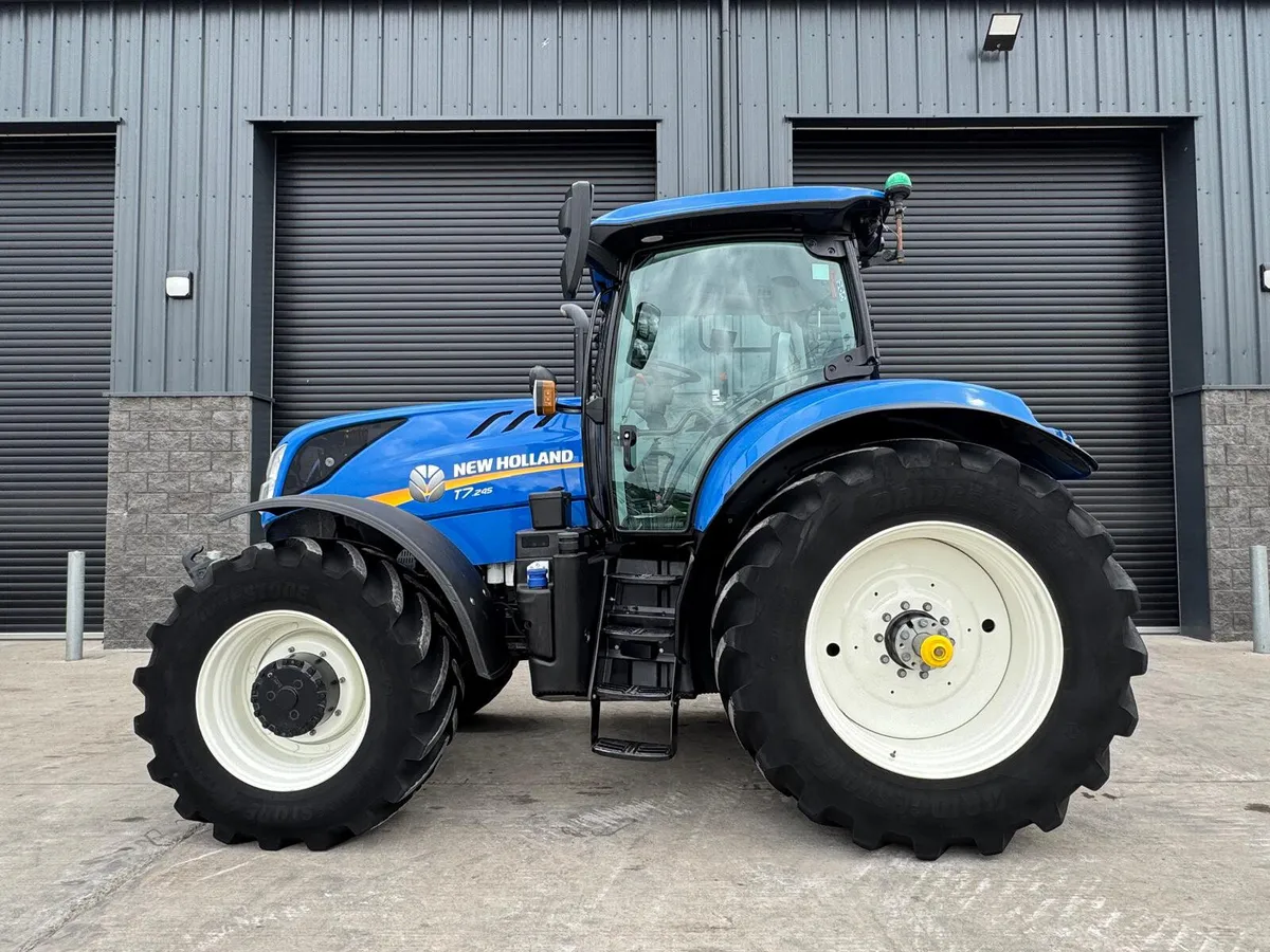 2022 New Holland T7 245 - Image 1
