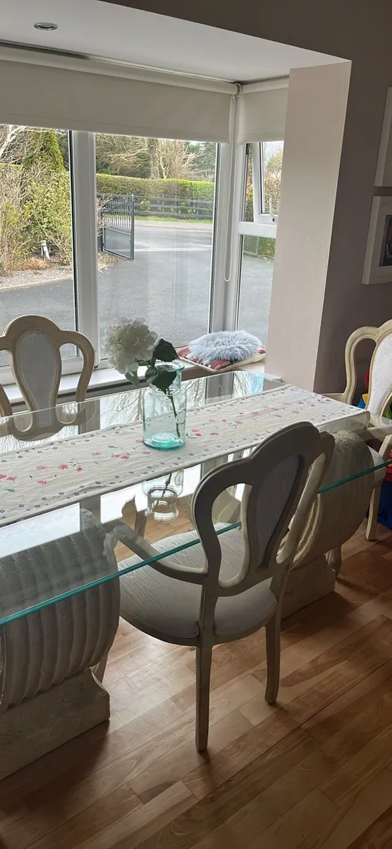 Luxury dining table and chairs - Image 2