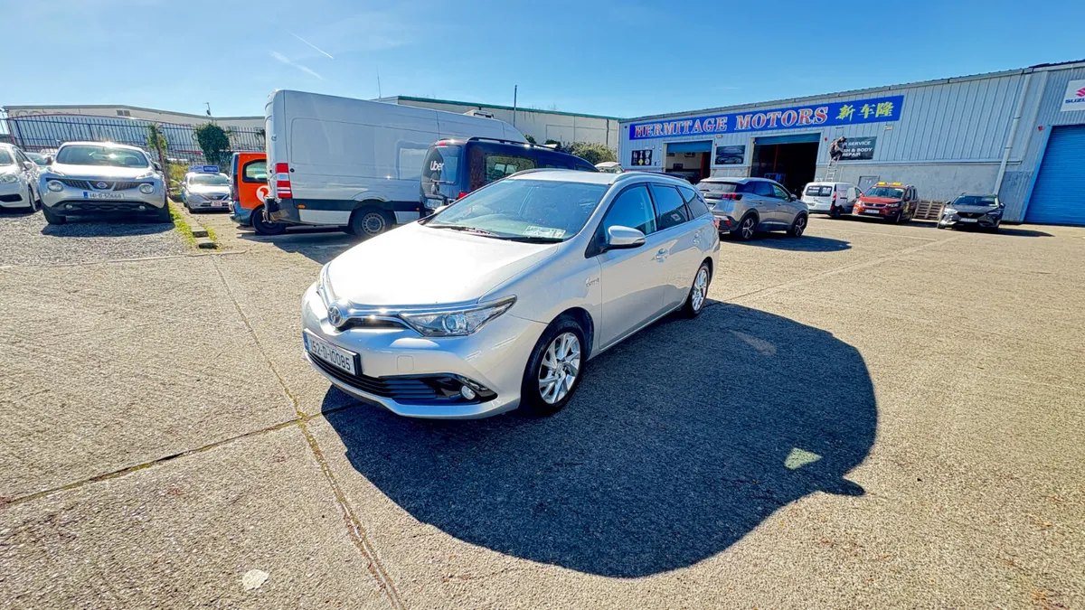 2015 Toyota Auris Hybrid 1.8 - Image 3