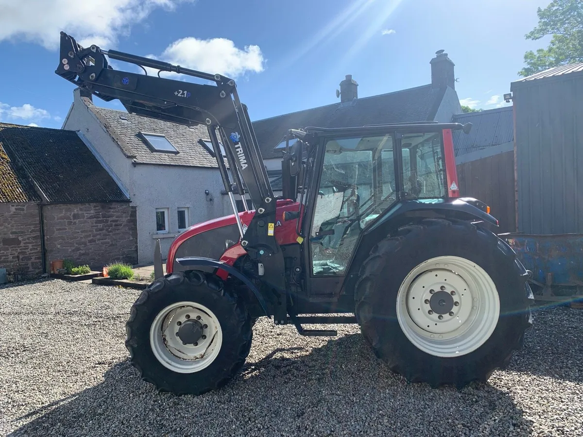 Valtra A83 (2013) (2200 genuine hours) - Image 2