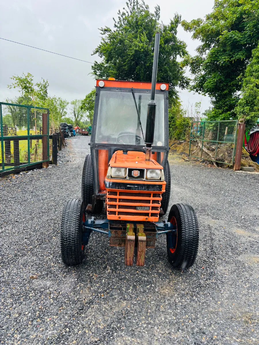 Kubota  L2850 compact Tractor - Image 4