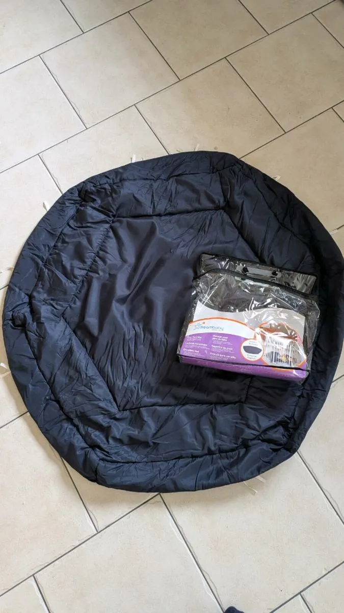 *FREE* Dreambaby hexagonal play mat - Image 1