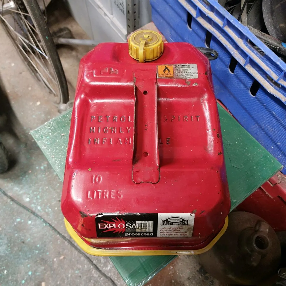 2 metal petrol jerry can's - Image 1