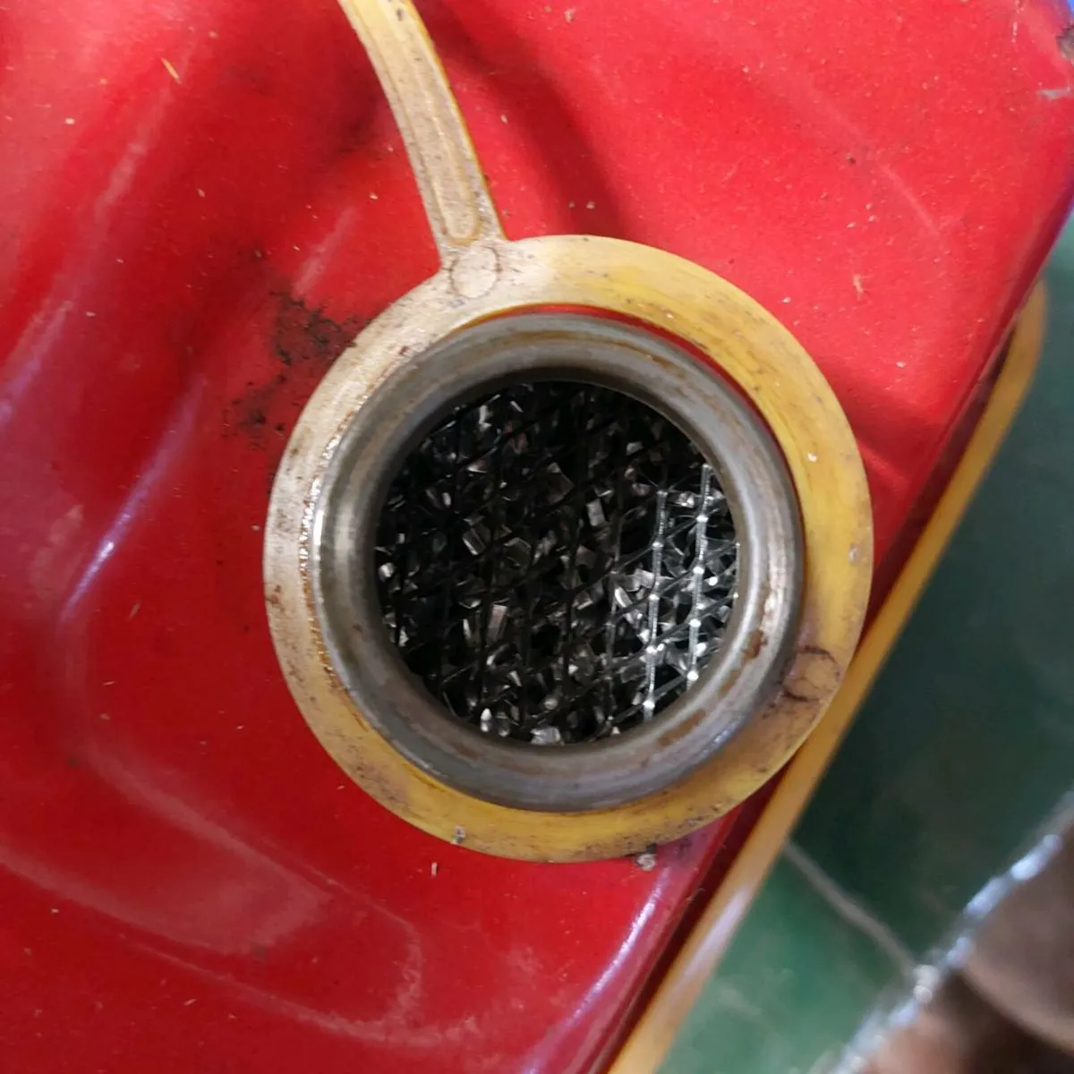2 metal petrol jerry can's - Image 4
