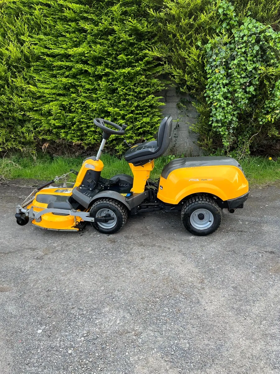Ride on lawnmower - Image 1