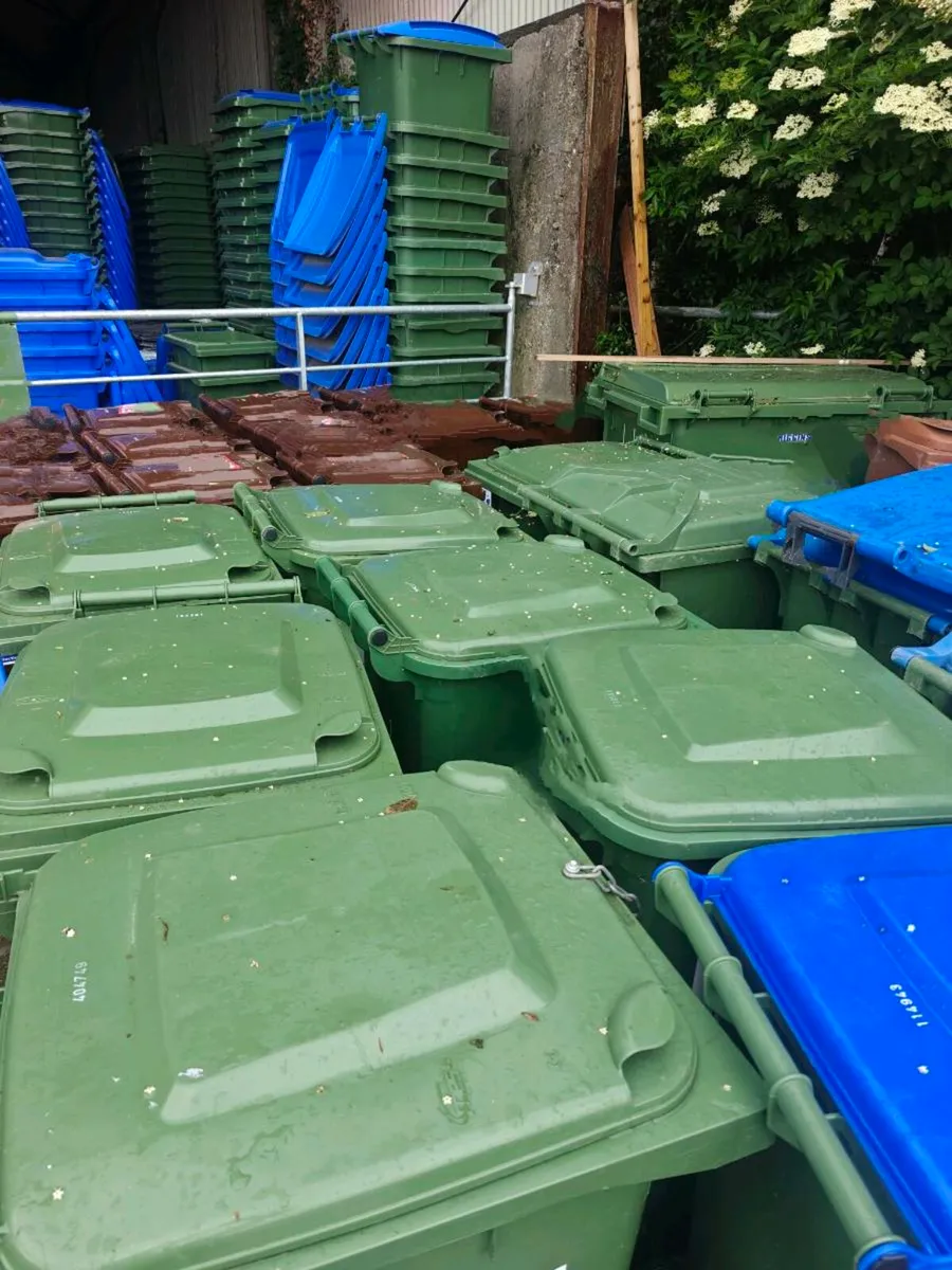wheelie bins 240L - Image 1