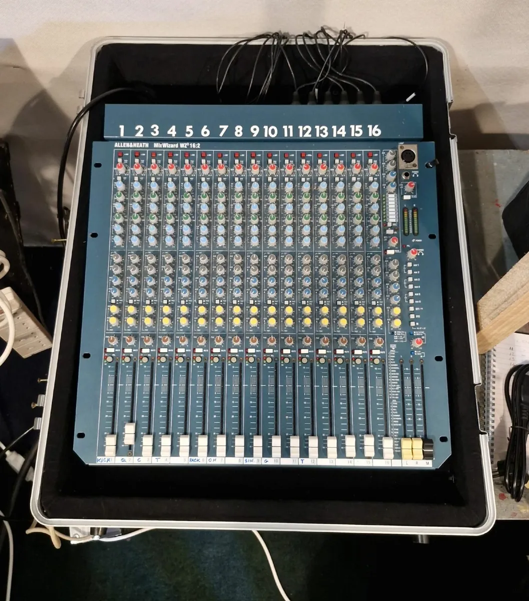 Allen & Heath Wizard3 16ch Mixer - Image 1