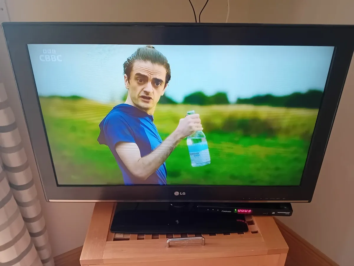 32" LG TV - Image 1
