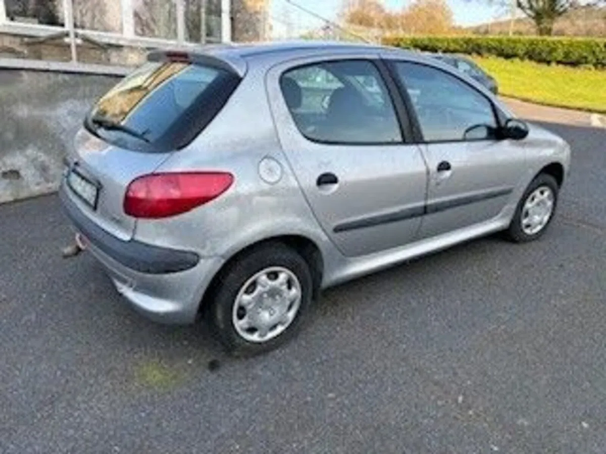 Breaking car - Image 1