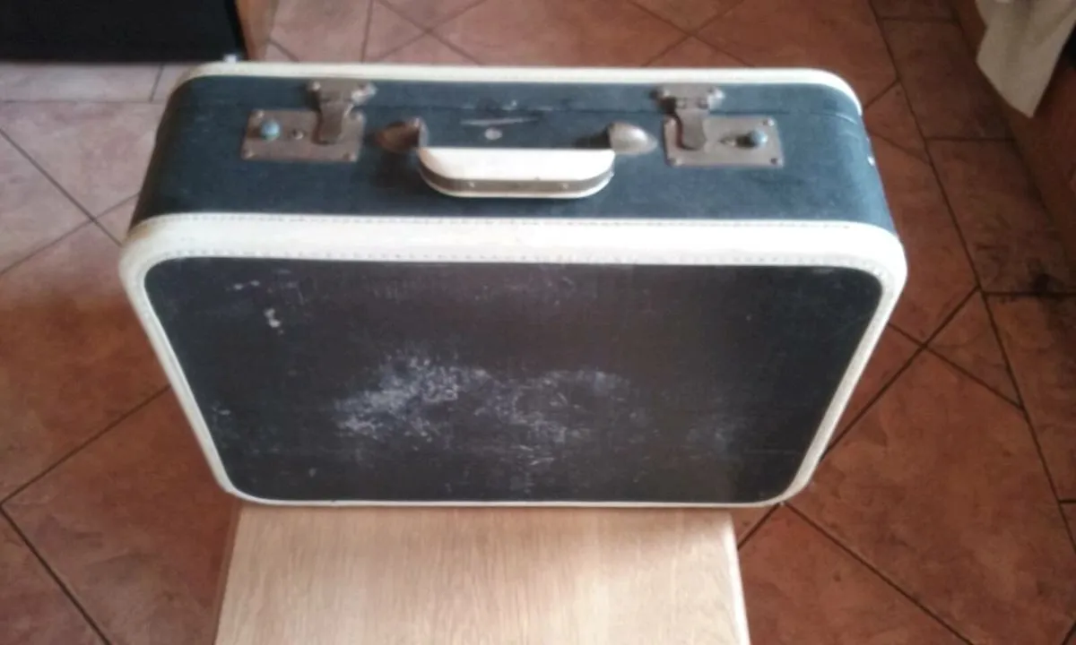 Retro suitcase - Image 1