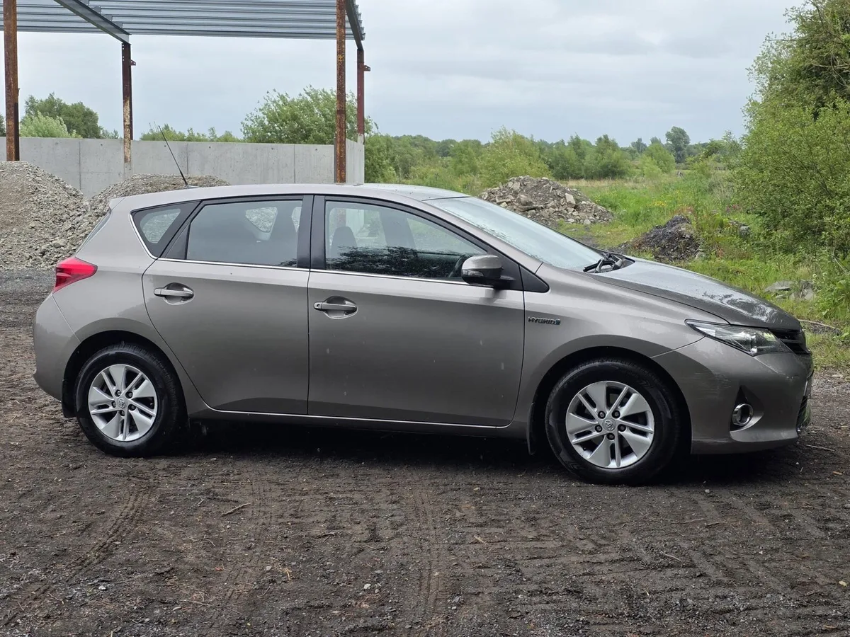 2012 Toyota Auris Hybrid - Image 2