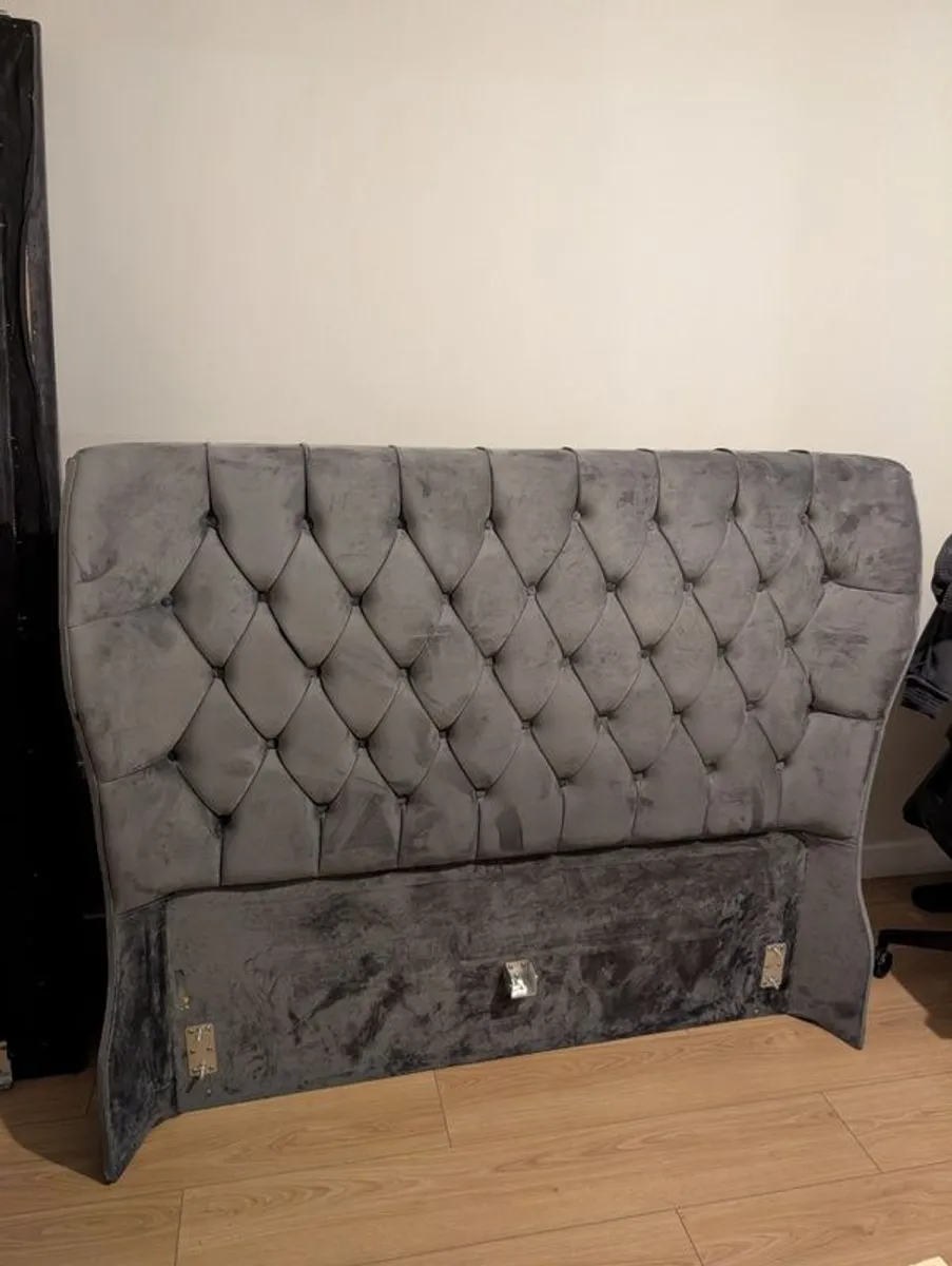Small double bed with headboard, mattress included - Image 3