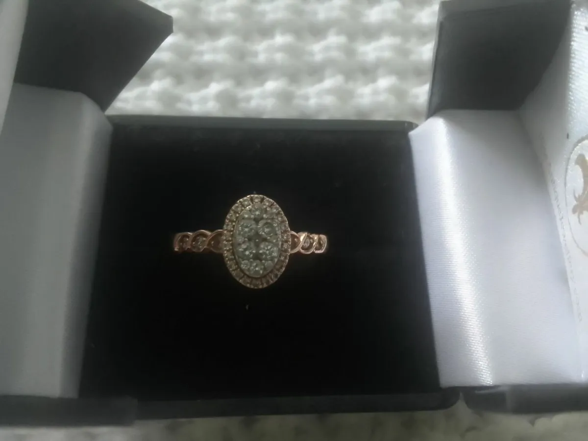 9ct ROSE GOLD  DIAMOND ( 0,65 CT ) RING SIZE N - Image 2