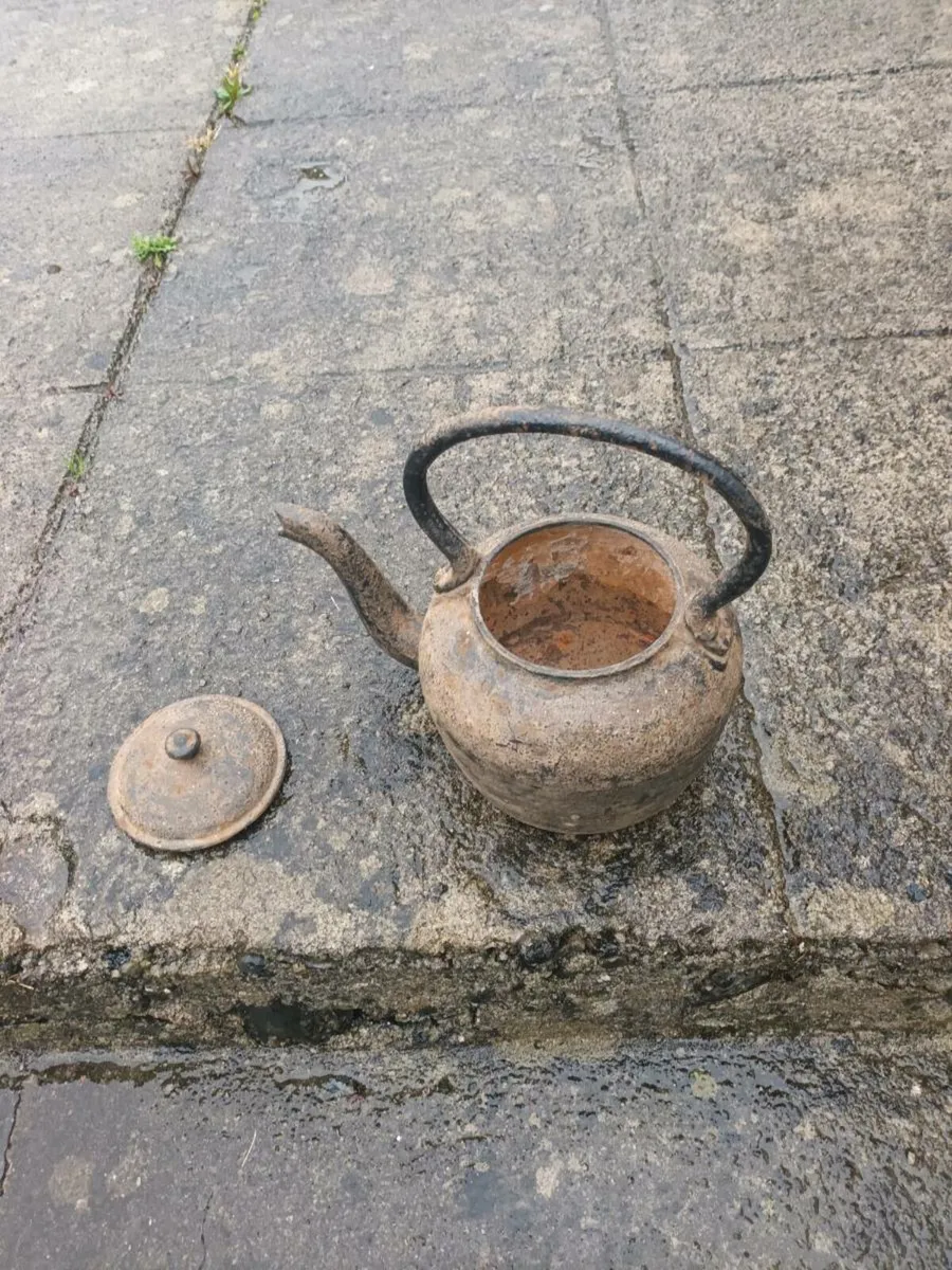 Cast Kettle - Image 1