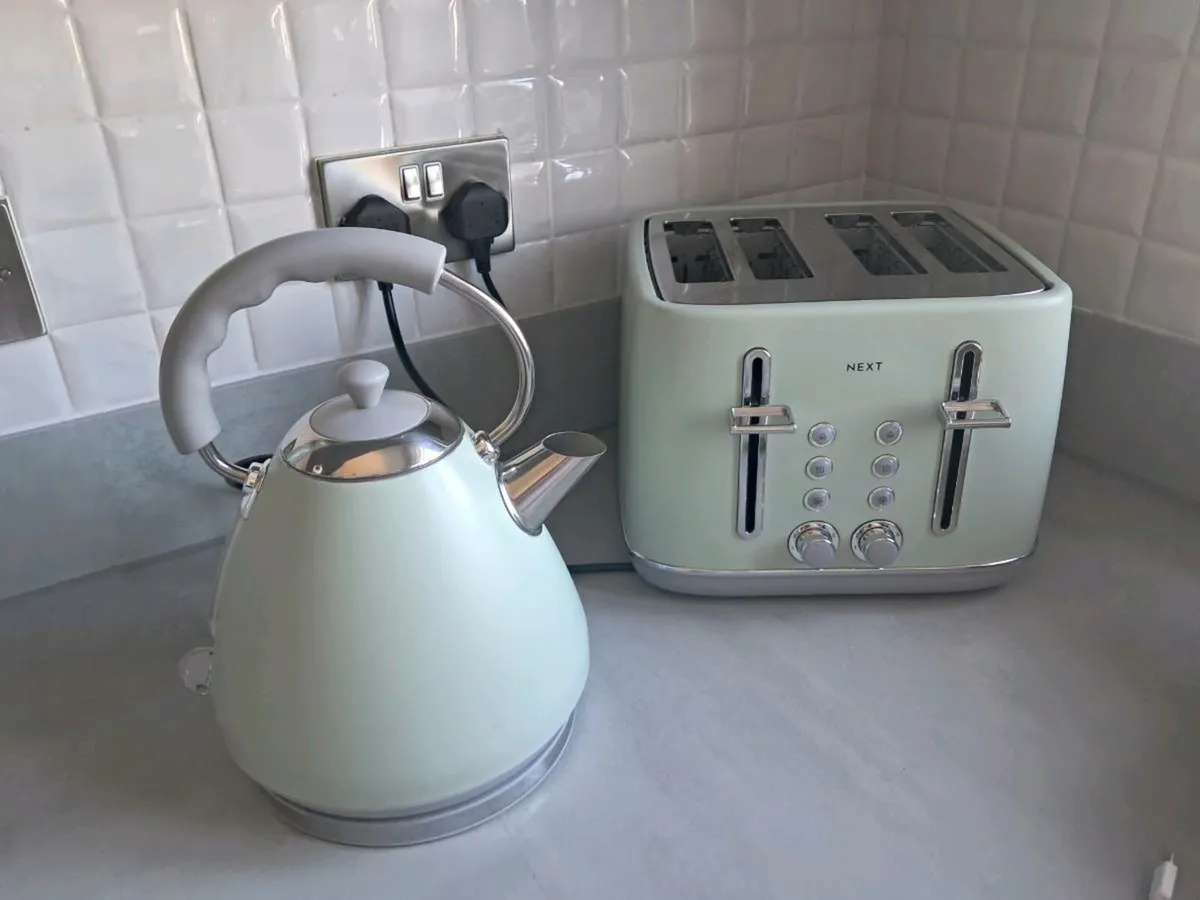 Kettle and toaster - Image 1
