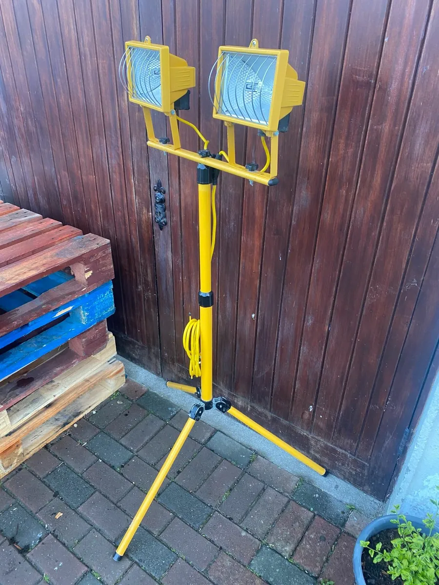 Site Lights Work Light on Stand 220V Plug In - Image 2