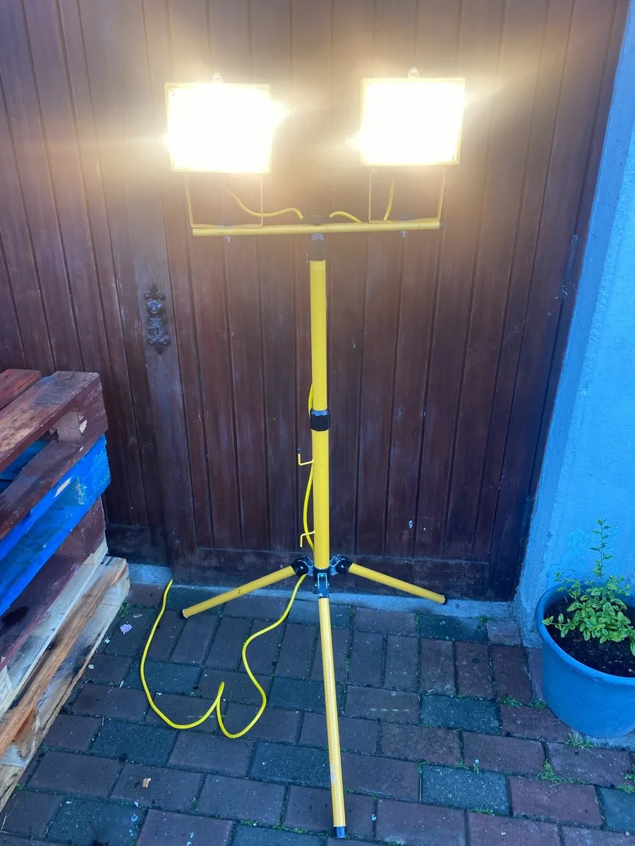 Site Lights Work Light on Stand 220V Plug In - Image 4