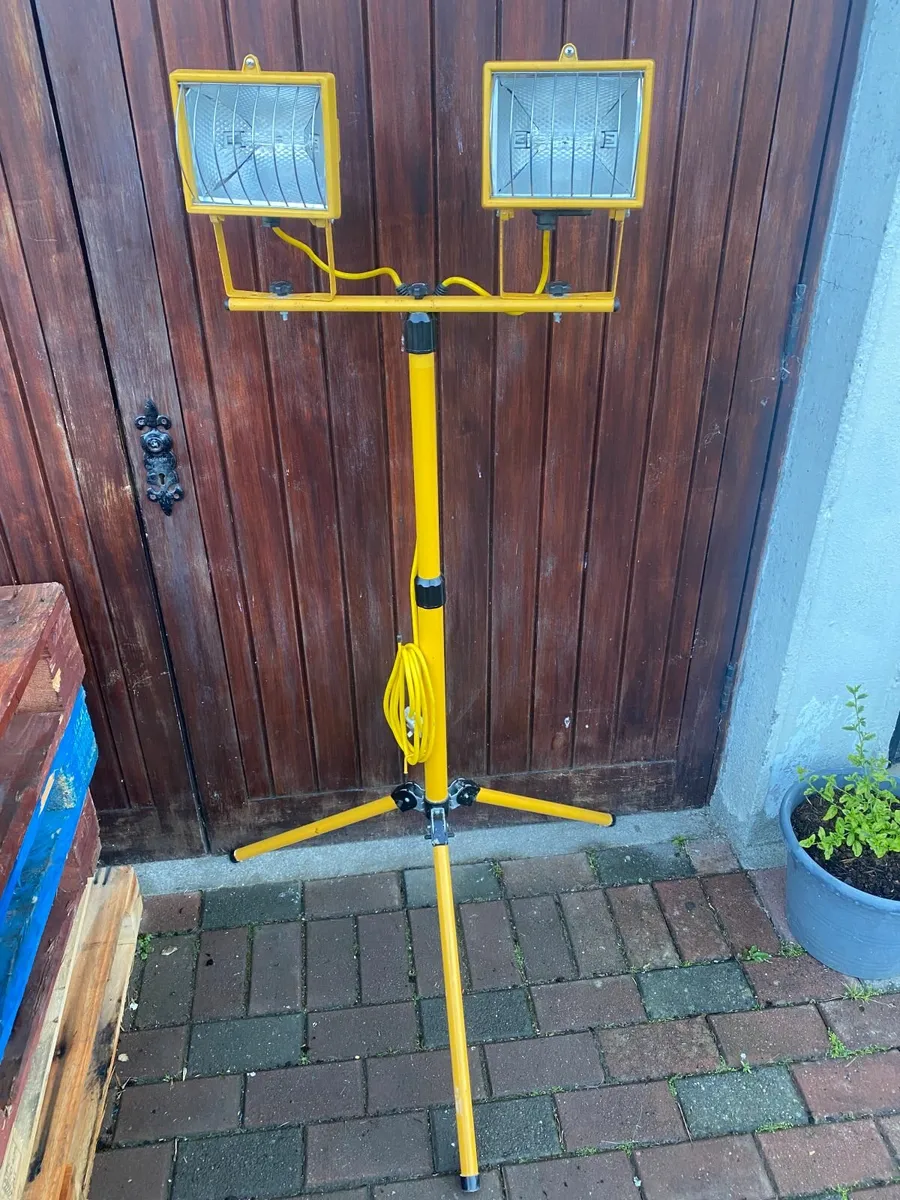 Site Lights Work Light on Stand 220V Plug In - Image 1